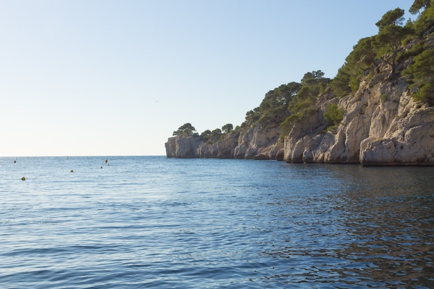 Bela natureza de Calanques, na costa azul da França. Parque Nacional Calanques perto de Marselha. Natureza e ar livre