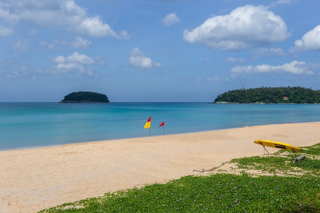 Bela natureza do Mar de Andaman e da praia de areia branca pela manhã na Praia de Patong, Ilha de Phuket, Tailândia