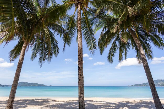 Bela natureza do mar de Andaman e praia de areia branca em Patong Beach Phuket Island Tailândia