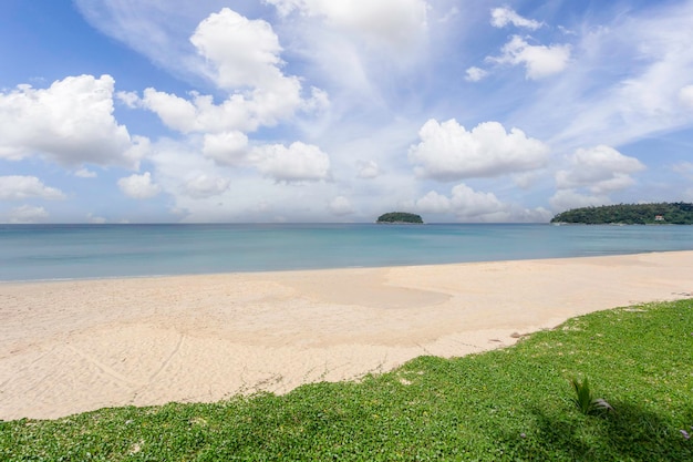 Bela natureza do mar de Andaman e praia de areia branca em Patong Beach Phuket Island Tailândia