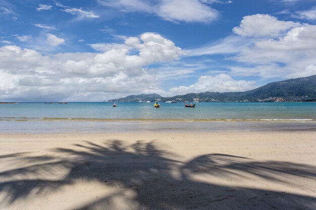 Bela natureza do mar de andaman e praia de areia branca pela manhã na praia de patong, ilha de phuket, tailândia.