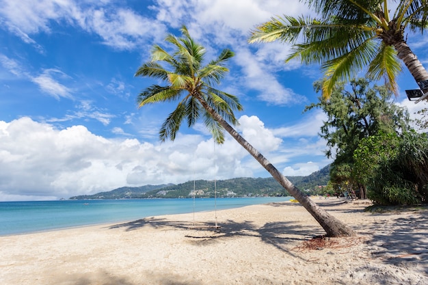 Bela natureza do mar de andaman e praia de areia branca pela manhã na praia de patong, ilha de phuket, tailândia.