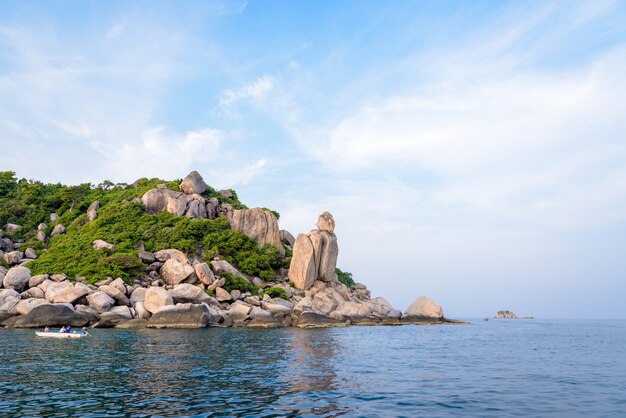 Bela natureza paisagem grupo de rocha exótica de Buddha Point no cabo perto do mirante John-Suwan sob o céu azul no mar durante o verão, a ilha de Ko Tao é uma atração em Surat Thani, Tailândia