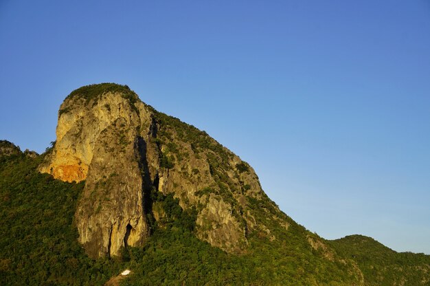 Bela natureza paisagem montanha com fundo de céu azul