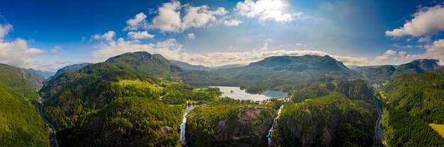 Bela natureza paisagem natural da noruega. panorama latefossen cachoeira odda noruega. latefoss é uma cachoeira gêmea poderosa.