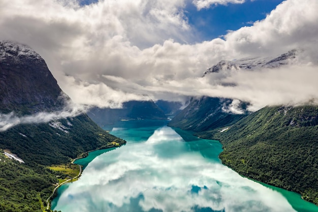 Bela natureza paisagem natural da Noruega. vale de Lodal do lago lovatnet.