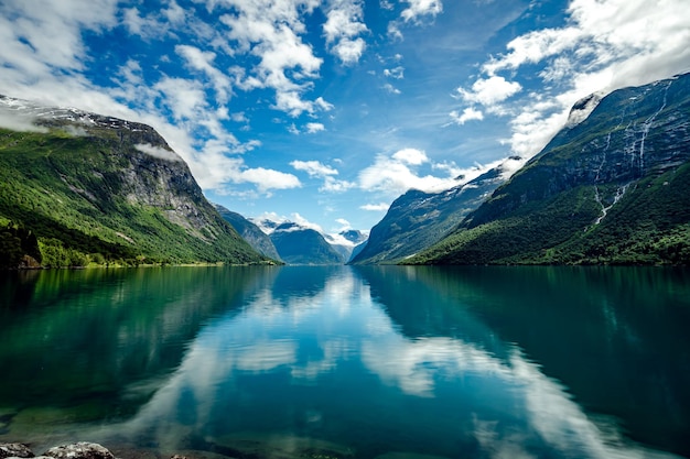 Bela natureza paisagem natural da Noruega. vale de Lodal do lago lovatnet.