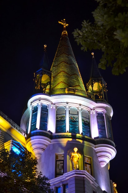 Bela noite de construção em batumi. georgia.