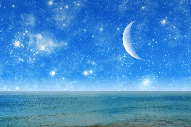 Foto bela noite paisagem noite mar e céu estrelado com a lua