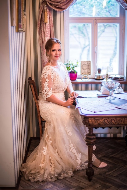 Bela noiva vestido de casamento de luxo de estilo perfeito