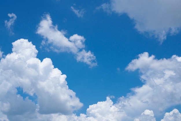 Bela nuvem branca na natureza do céu azul para o fundo