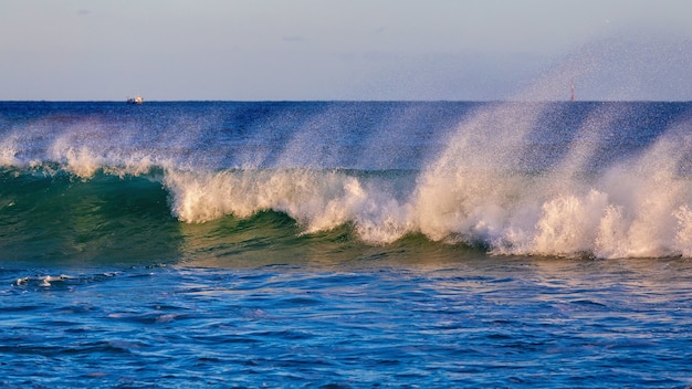 Foto bela onda do oceano azul na costa da costa brava, na espanha