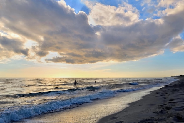 Bela paisagem à beira-mar ao amanhecer sob céu nublado