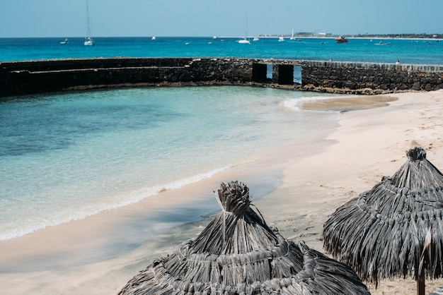 Bela paisagem à beira-mar no Sal, ilha de Cabo Verde