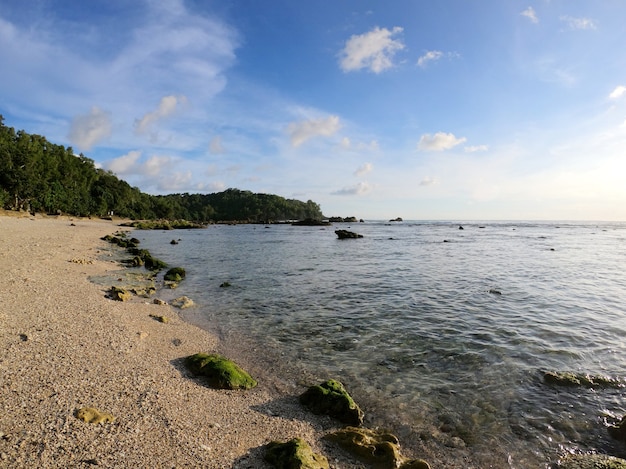 Bela paisagem à tarde na Praia de Wediombo Praia de Wediombo localizada em Gunung Kidul Yogyakarta, Indonésia