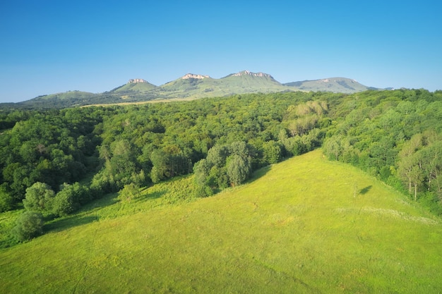 Bela paisagem aérea de verão da montanha do Cáucaso