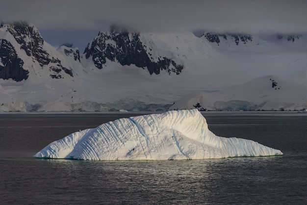 Bela paisagem antárctida com iceberg