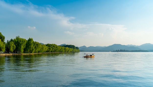 Bela paisagem arquitetônica e paisagem do Lago Oeste em Hangzhou