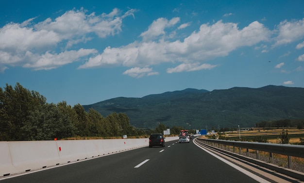 Bela paisagem cênica em montanhas cobertas de florestas vista da janela do carro em uma estrada moderna e de alta qualidade