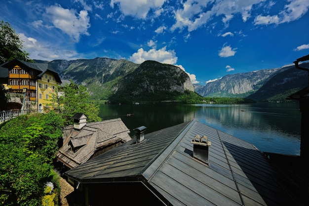 Bela paisagem cênica sobre o lago dos Alpes austríacos em Hallstatt Salzkammergut Áustria