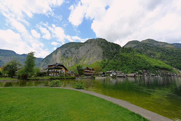 Bela paisagem cênica sobre o lago dos Alpes austríacos em Hallstatt Salzkammergut Áustria