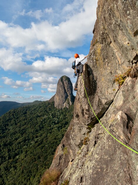 Bela paisagem com alpinista