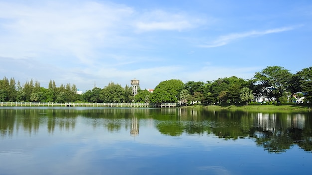 Bela paisagem com céu azul