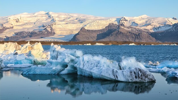 Foto bela paisagem com icebergs flutuantes na lagoa glaciar jokulsarlon ao pôr do sol