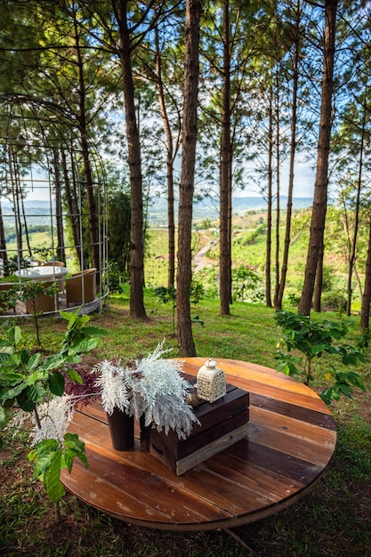 Bela paisagem com mesas de descanso de madeira e cadeiras no terraço contra a montanha ao ar livre