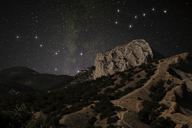 Bela paisagem com montanha e céu estrelado