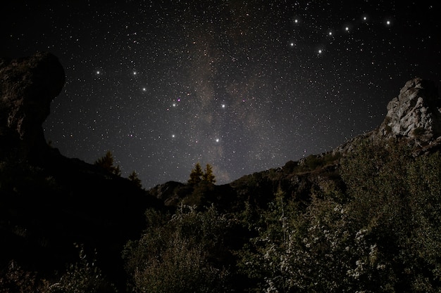 Foto bela paisagem com montanha e céu estrelado