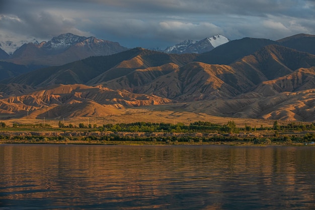 Foto bela paisagem com montanhas ao pôr do sol