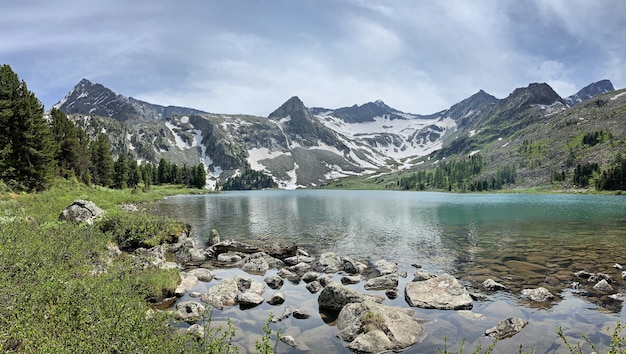 Bela paisagem com montanhas e lago na manhã de verão, Altai