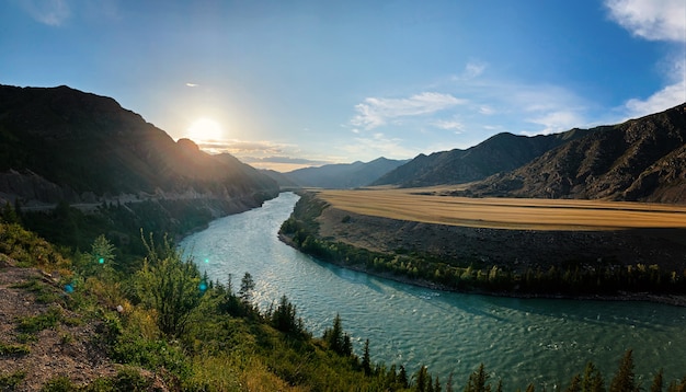 Bela paisagem com montanhas e lago na manhã de verão, Altai