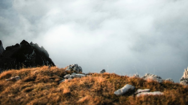 Bela paisagem com nuvens, Dolomitas, Itália