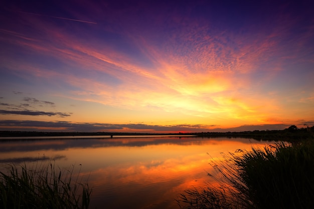 Bela paisagem com pôr do sol