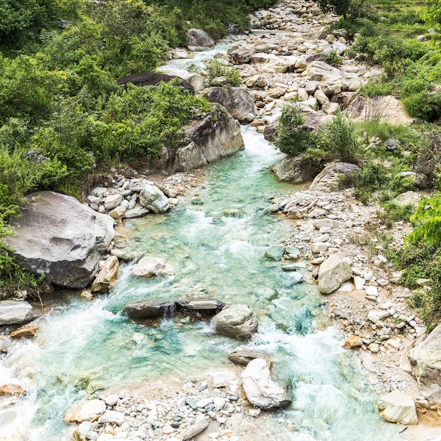 Bela paisagem com rio rochoso de montanha. Conceito asiático de paisagem, viagens e turismo.