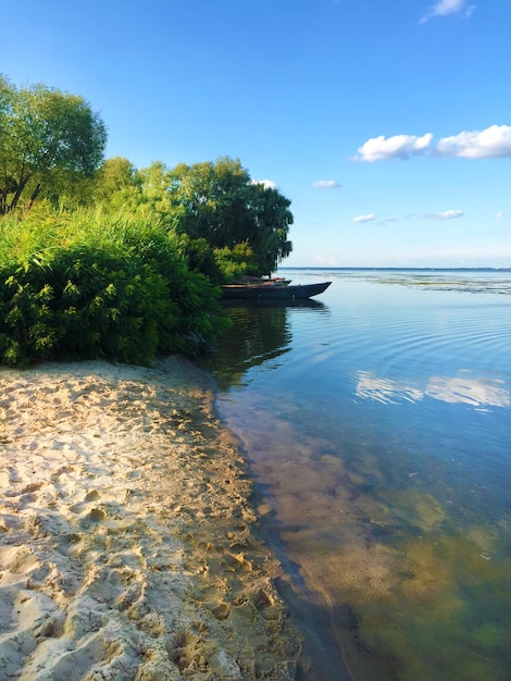 Bela paisagem com um barco perto da costa