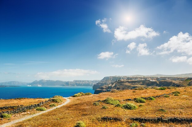 Bela paisagem com vista para o mar. ilha de santorini, grécia.