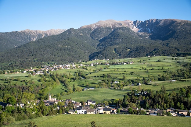 Bela paisagem da cerdanya francesa com pequenas aldeias no vale