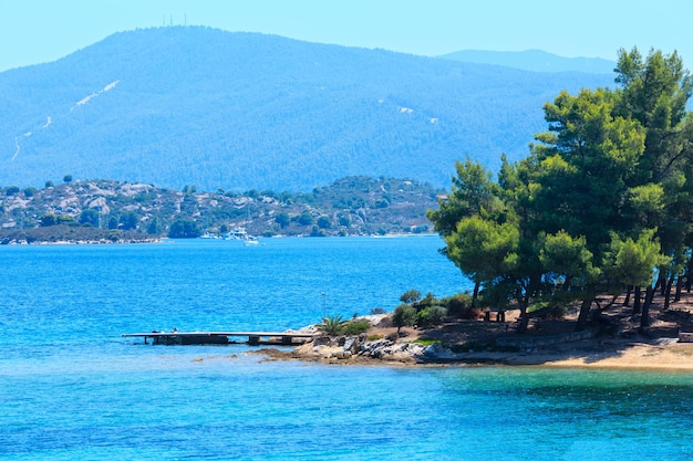 Bela paisagem da costa do Mar Egeu de verão (perto de Lagonisi, Sithonia, Halkidiki, Grécia).