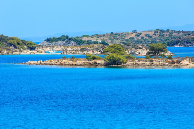 Bela paisagem da costa do Mar Egeu de verão (perto de Lagonisi, Sithonia, Halkidiki, Grécia).