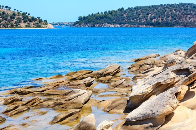 Bela paisagem da costa rochosa do mar Egeu de verão com formações rochosas em frente, Sithonia (perto da praia de Lagonisi), Halkidiki, Grécia.