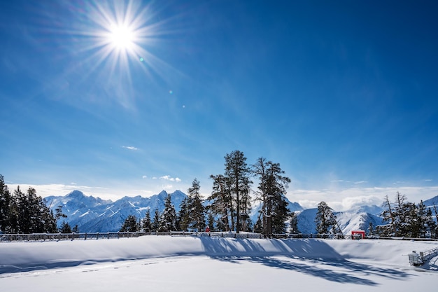 Bela paisagem da estância de esqui Arkhyz com floresta de neve de montanhas e piscina de lago em um dia ensolarado de inverno Montanhas do Cáucaso Rússia