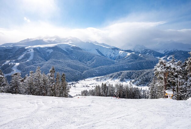 Bela paisagem da estância de esqui Arkhyz com floresta de neve de montanhas e trilha em um dia ensolarado de inverno Montanhas do Cáucaso Rússia