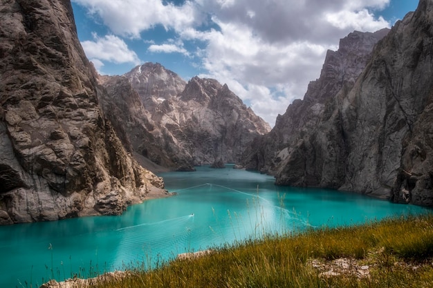 Foto bela paisagem da famosa montanha lago kel suu localizado no quirguistão no verão