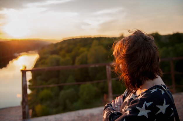 Foto bela paisagem da floresta e o rio da ponte ao pôr do sol