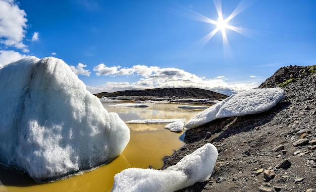 Bela paisagem da Islândia: Lagoa com blocos de gelo em dia ensolarado, natureza da Islândia. Lagoa de gelo em I