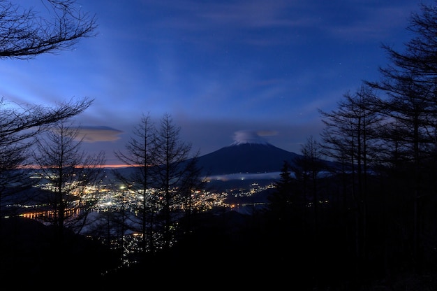 Bela paisagem da montanha Fuji à noite, Japão