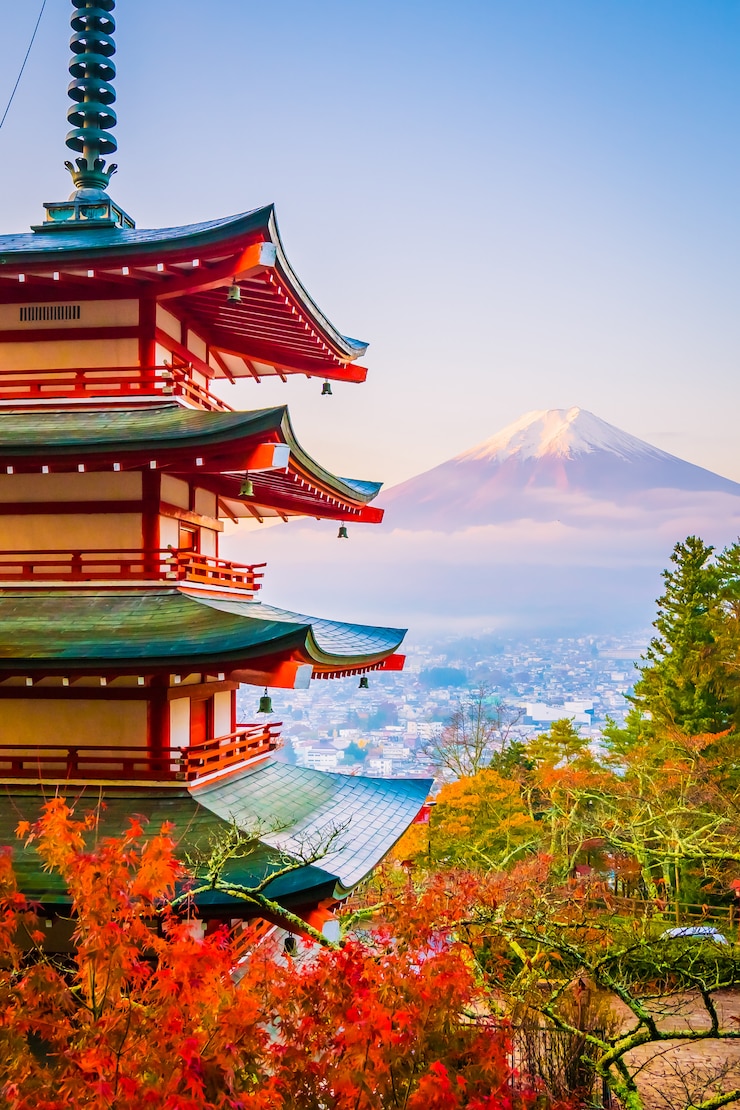 Foto bela paisagem da montanha fuji com pagoda chureito em torno da árvore de folha de bordo no outono